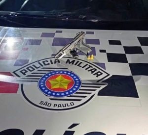 Após exibir pistola em pancadão na represa, homem é preso por porte ilegal de arma