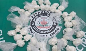 Após perseguição, traficante é preso com mais de 2 mil pinos de cocaína pela GCM de Caraguá