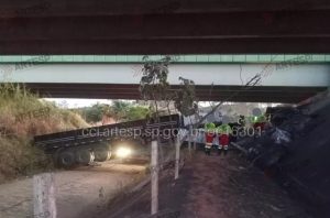 Motorista morre após caminhão despencar de viaduto na Carvalho Pinto em Jacareí