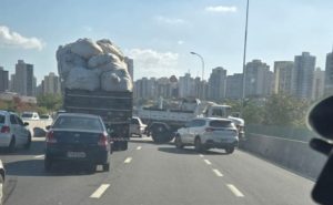 Caminhão caçamba perde controle e fica atravessado no Anel Viário em São José dos Campos