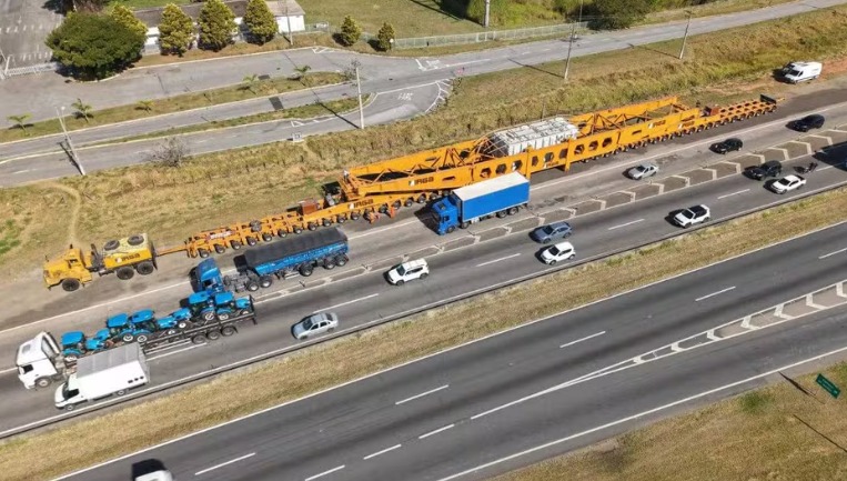 Carga gigante na Via Dutra percorre 16 km e estaciona em Pindamonhangaba
