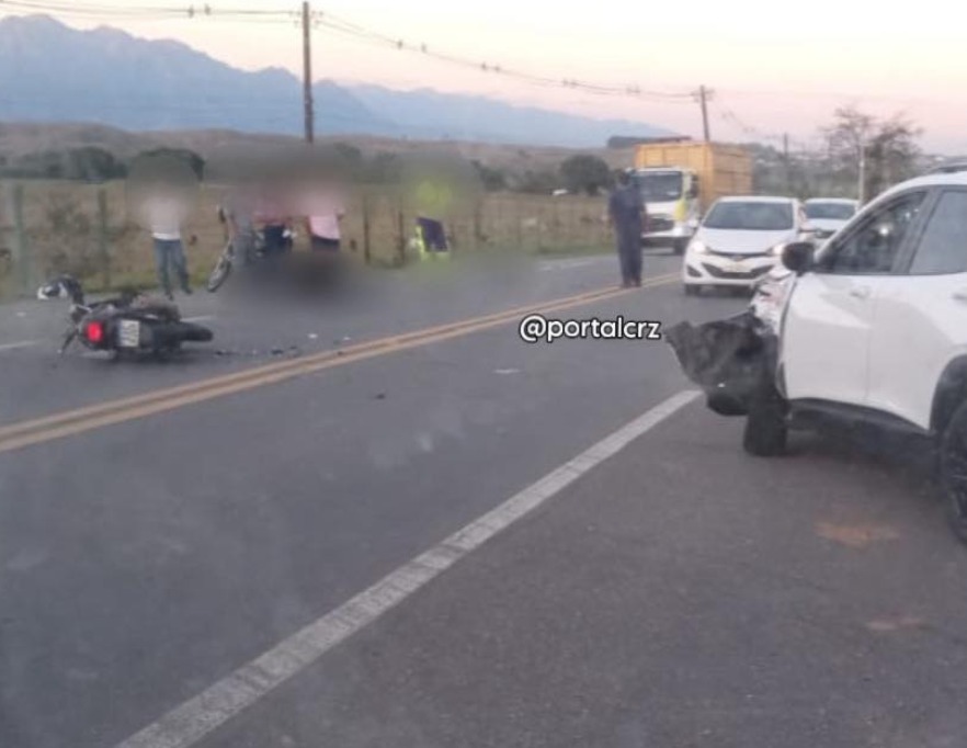 Colisão frontal entre carro e moto mata professora de 36 anos