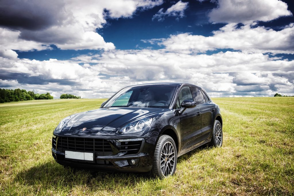 Motorista em carro de luxo é preso por desobediência e direção perigosa