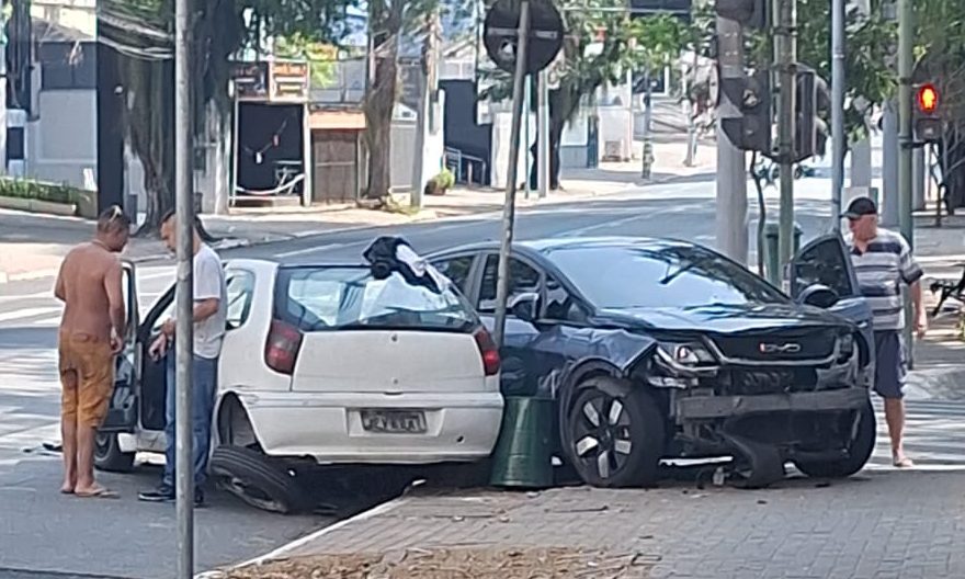 Dois acidentes em São José dos Campos na manhã de domingo