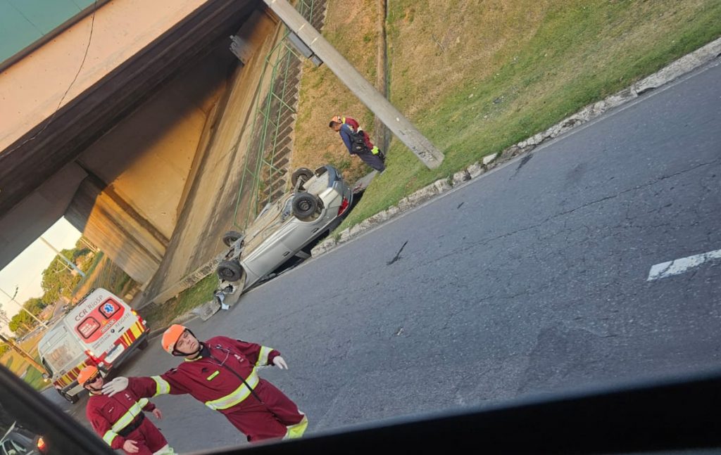 Carro capota na marginal da Via Dutra próximo ao Vista Verde em São José dos Campos
