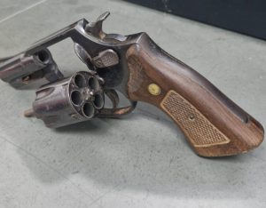 Mãe e filho são presos com arma de fogo no centro de São José