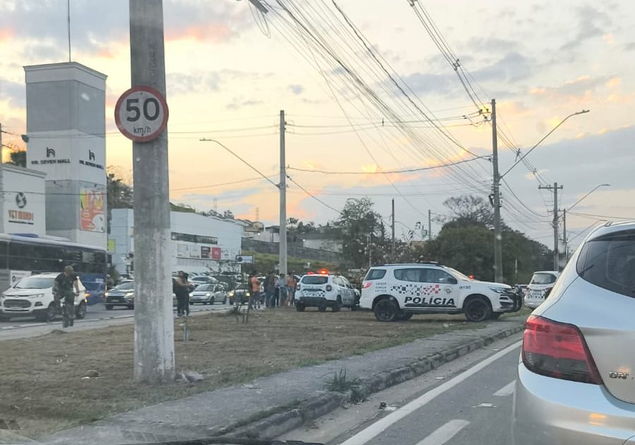 Mulher é morta a tiros em Jacareí na tarde desta segunda-feira (8); homem foi preso com armas após o crime em Guararema.