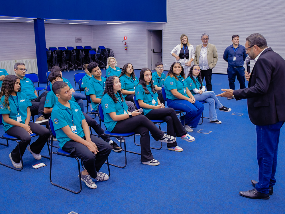 Adolescentes do Parlamento Jovem de São Sebastião visitam a Câmara de São José dos Campos