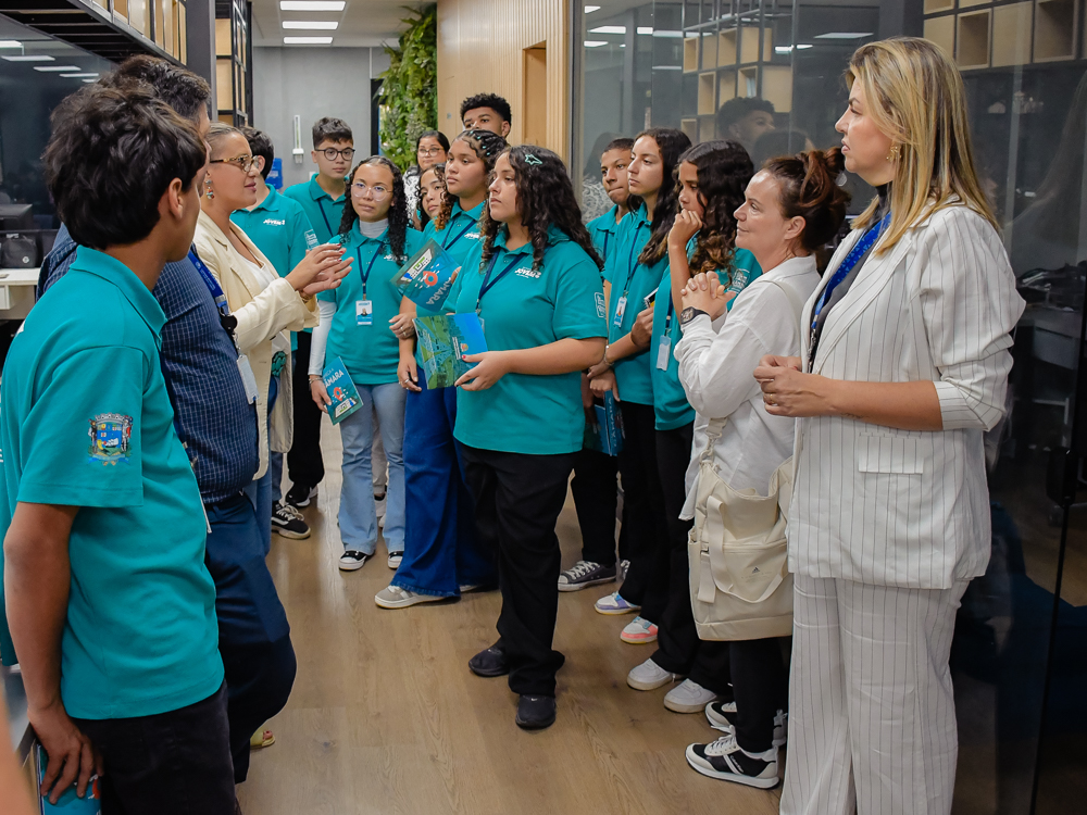 Adolescentes do Parlamento Jovem de São Sebastião visitam a Câmara de São José dos Campos