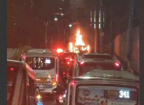 Incêndio em veículo na avenida Pedro Friggi, Vista Verde, interditou a pista e causou grande congestionamento em São José dos Campos.