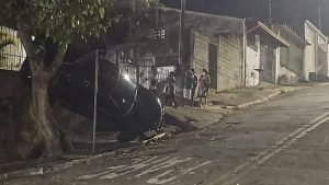 Carro desce rua sem freio de mão e fica pendurado em muro na Vila São Bento