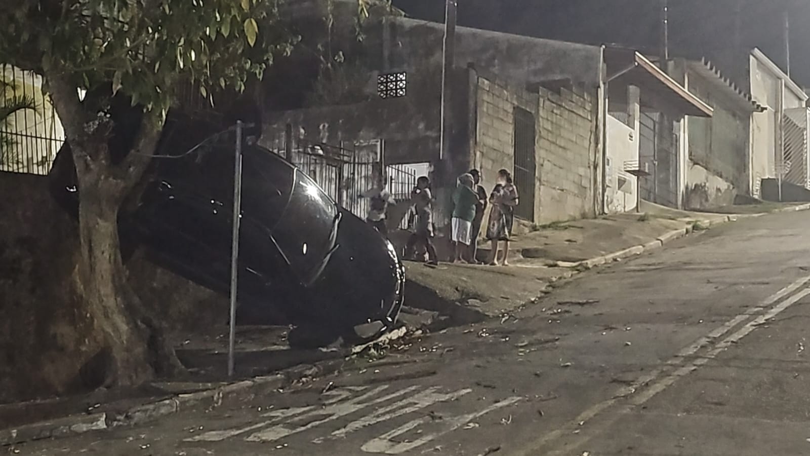Carro desce rua sem freio de mão e fica pendurado em muro na Vila São Bento