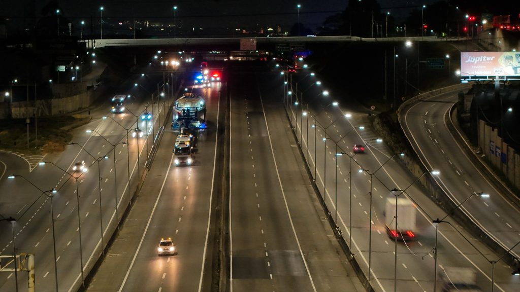 Operação na Via Dutra transporta carga gigante de 800 toneladas a São José dos Campos