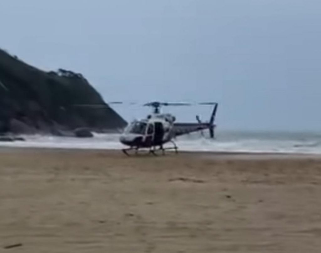 Helicóptero Águia resgata turista na Praia Bonete, em Ilhabela