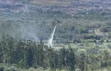 Bombeiros combatem incêndio no Banhado em São José dos Campos