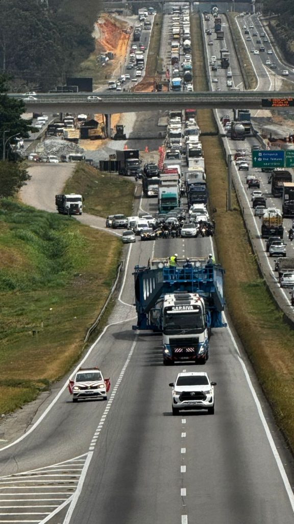 Carga gigante na Via Dutra segue de São José dos Campos até Taubaté nesta sexta-feira