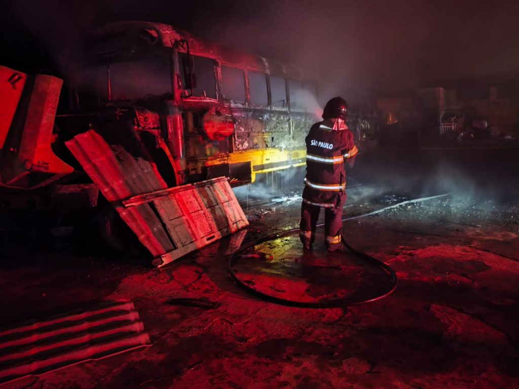 Incêndio em ônibus abandonado mobiliza bombeiros em Ubatuba