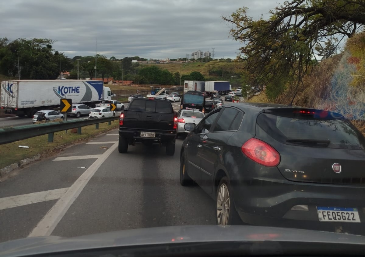 Queda de moto na Via Dutra causa congestionamento em São José dos Campos