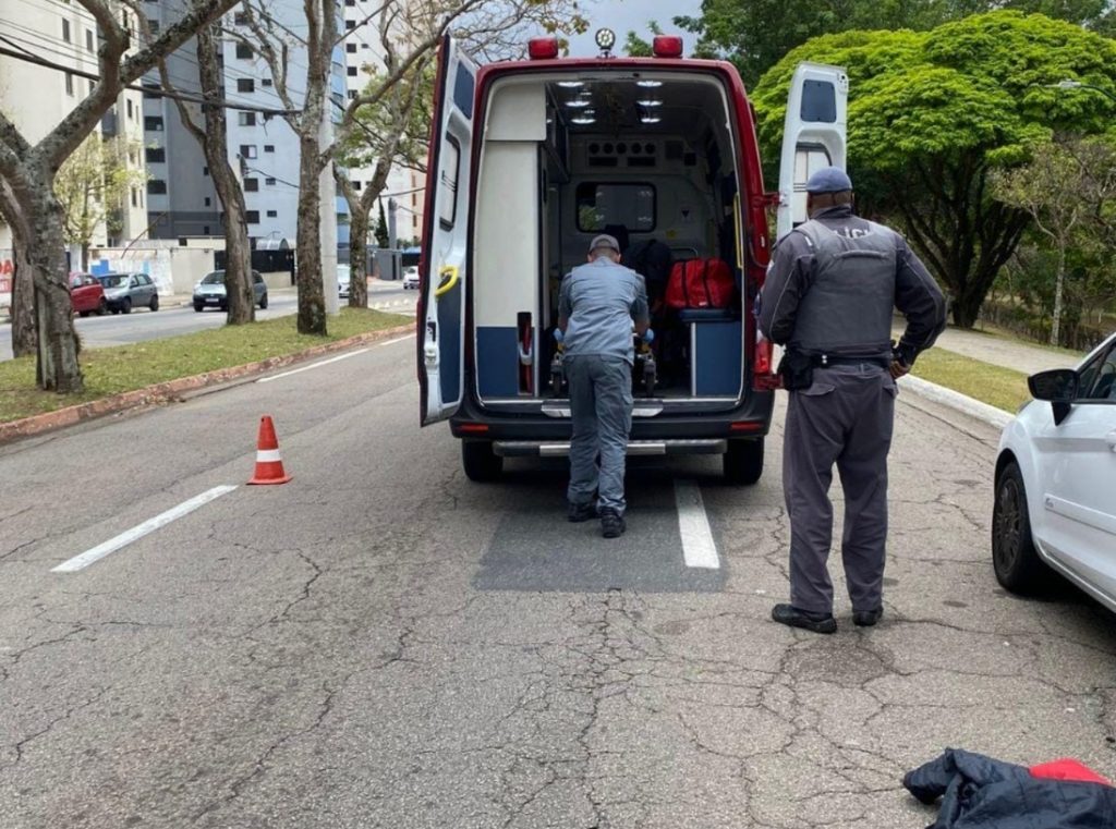 Acidente no Bosque dos Eucaliptos, em São José dos Campos, deixa motociclista ferida