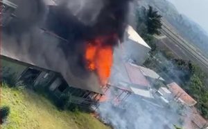 Incêndio em Jacareí destrói cabana de madeira em terreno baldio