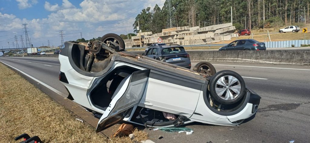 acidente, Via Dutra, São José dos Campos, trânsito, capotamento, PRF, segurança no trânsito
