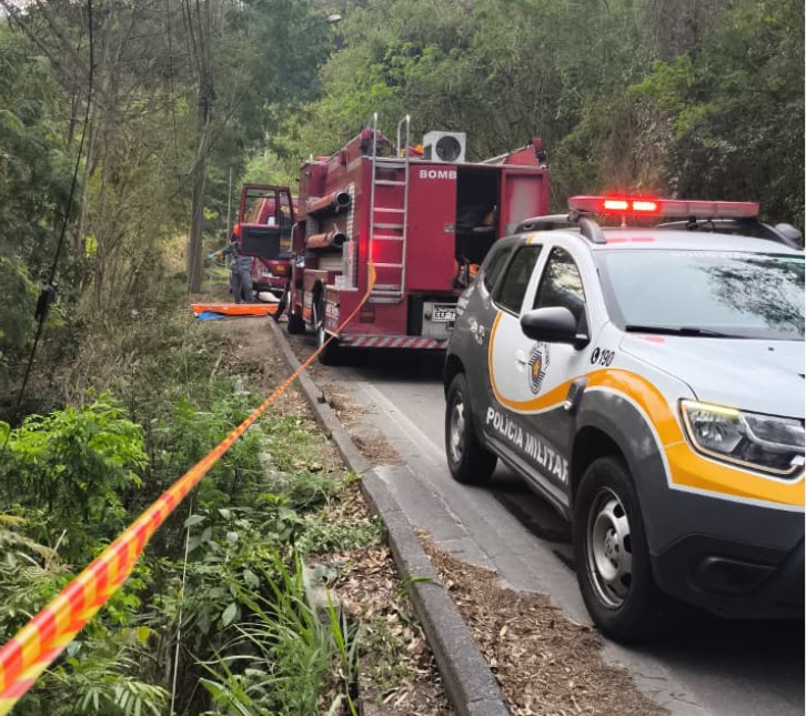 Motociclista de 41 anos morre ao cair em ribanceira na Rio-Santos, em São Sebastião