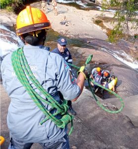 Queda na cachoeira do Prumirim deixa homem de 39 anos ferido em Ubatuba