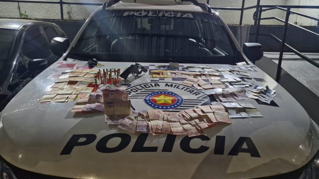 Mãe e filho são presos com arma de fogo no centro de São José
