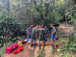 Turista fratura tornozelo ao cair em cachoeira de difícil acesso em Ilhabela