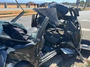 Casal é resgatado, consciente, das ferragens de carro após acidente em Taubaté