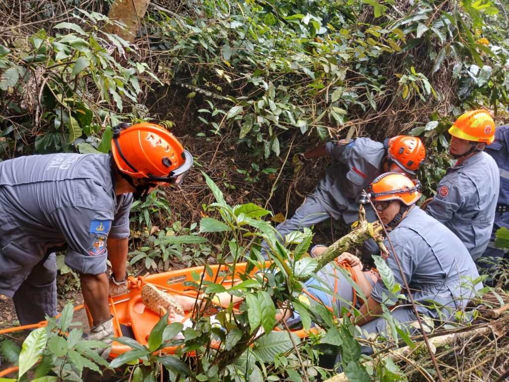 Turista dos Estados Unidos de 53 anos fratura tornozelo em cachoeira de Ilhabela