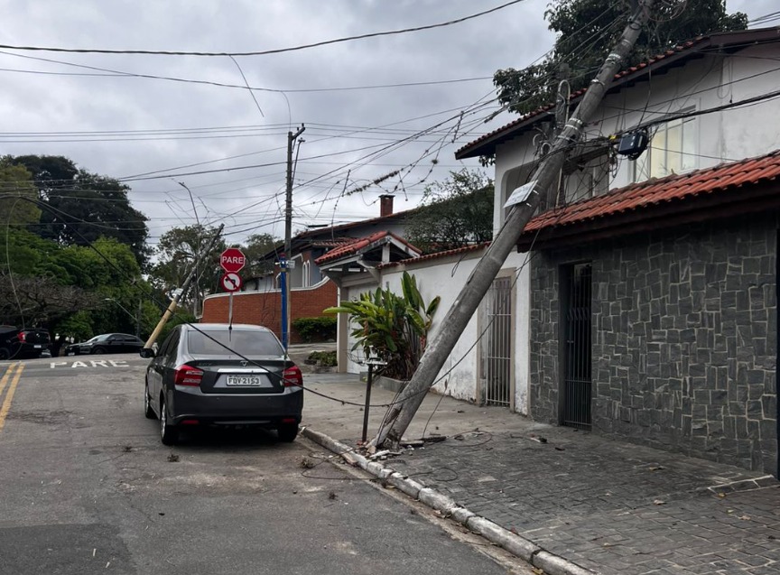 Caminhão arrasta fios e cabos, que derrubam três postes e deixa Esplanada sem energia e internet