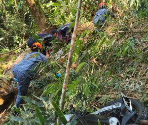 Casal em moto cai em ribanceira de 100 metros na serra da Oswaldo Cruz; mulher morre!