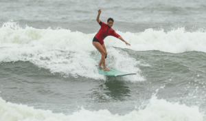 Surfista de Caraguá, Katellyn Oliveira é bicampeã brasileira sub-18 de longboard