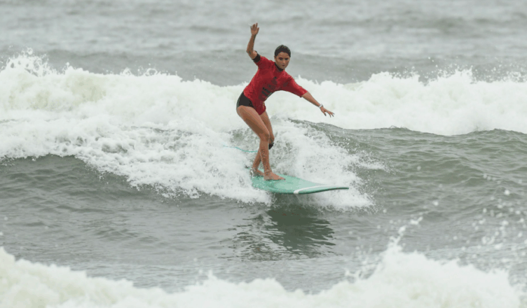 Surfista de Caraguá, Katellyn Oliveira é bicampeã brasileira sub-18 de longboard