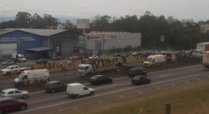 Acidente na Dutra em Taubaté envolve carreta e carro; faixas interditadas e atendimento em andamento.