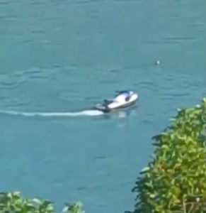Bombeiros fazem buscas por jovem que desapareceu após cair de moto aquática na represa de Igaratá