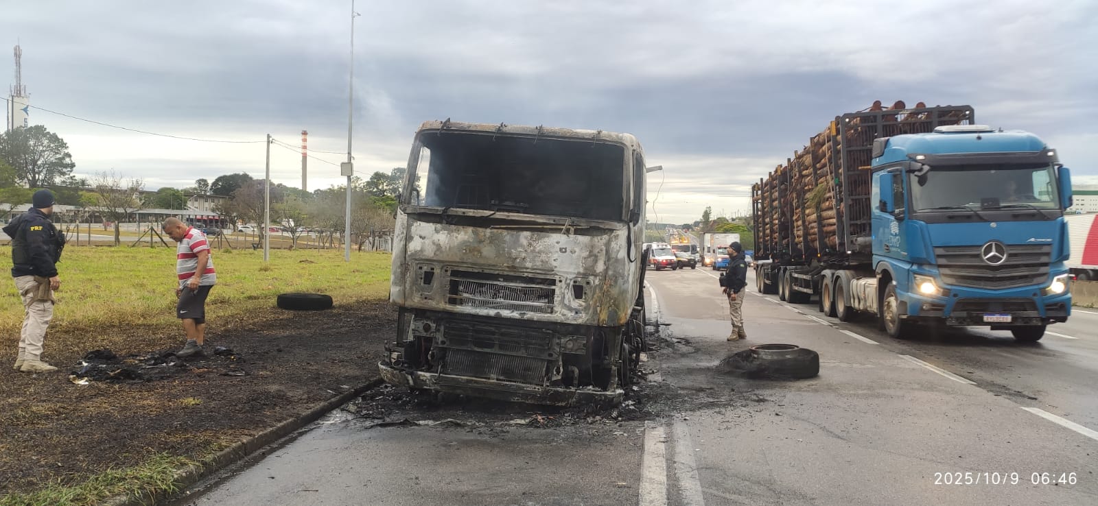 Carreta pega fogo na Via Dutra em São José dos Campos; fogo começou após problema mecânico, sem vítimas.
