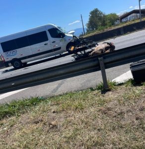 Colisão entre van e charrete deixa ferido na Via Dutra, em Lorena