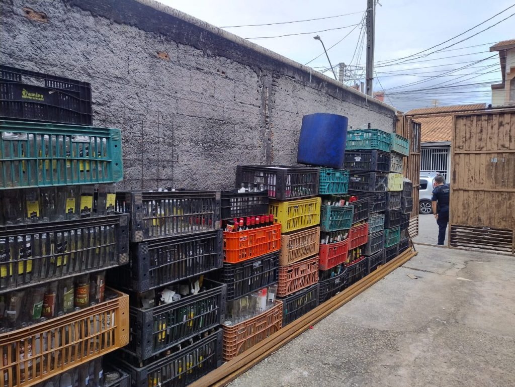 Distribuidora clandestina de bebidas é interditada na zona sul de São José