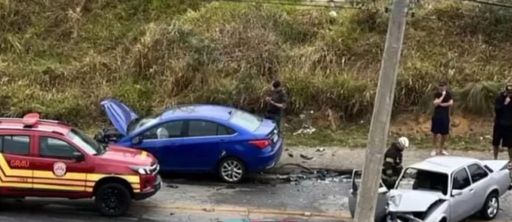Duas motoristas ficam feridas em colisão frontal na Estrada Juca de Carvalho