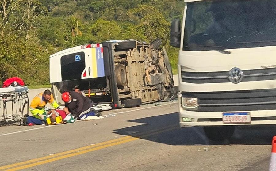 Duas vans colidem de frente na Tamoios e quatro pessoas ficam feridas