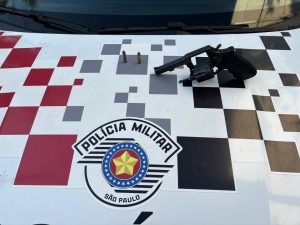 Dupla armada é presa após roubar pedestre na Praia Grande, em Ubatuba
