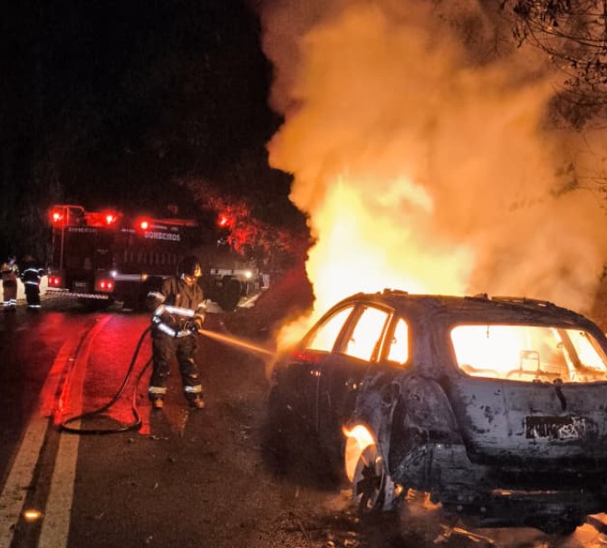 Incêndio em veículo na serra de Ubatuba assusta motoristas e interdita rodovia Oswaldo Cruz