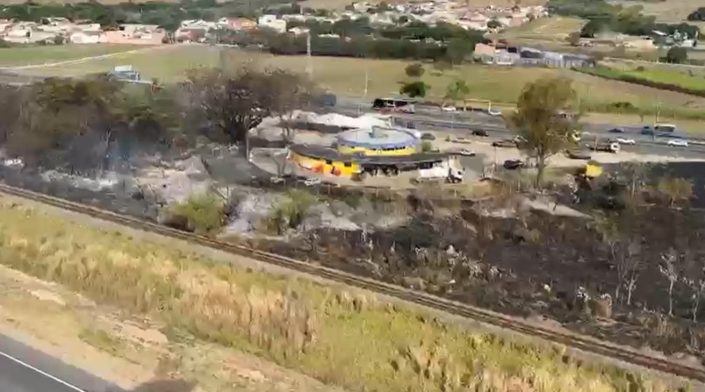 Incêndio na sede da PRF na Via Dutra em Roseira destrói 12 viaturas