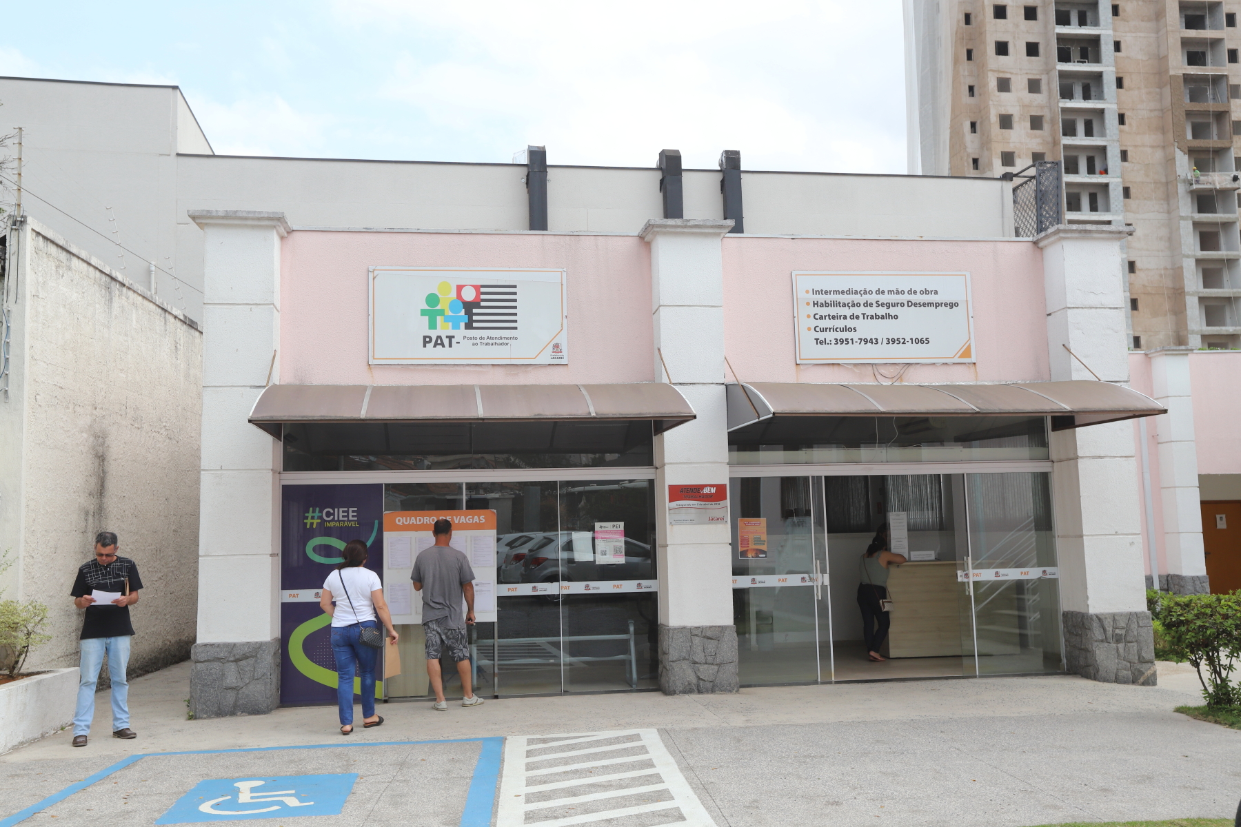 PAT de Jacareí abre 10 vagas de primeiro emprego para o supermercado Atacadão 