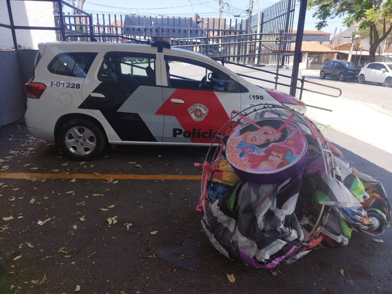 Após denúncia, três homens são presos por soltura de balão em São José dos Campos 