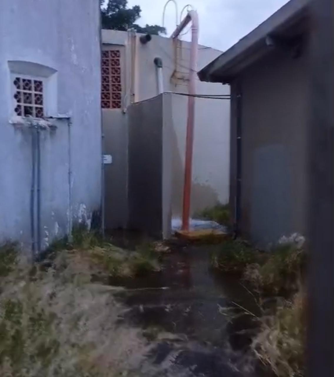 Vazamento de caixa d´água no Vista Verde, em São José dos Campos, deixa moradores sem água 