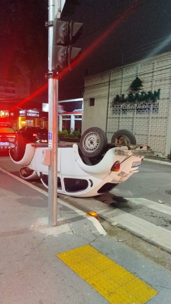Fusca capota no Vila Ema após perseguição da GCM em São José dos Campos. Motorista foi detido no local.