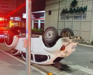 Fusca capota no Vila Ema após perseguição da GCM em São José dos Campos. Motorista foi detido no local.